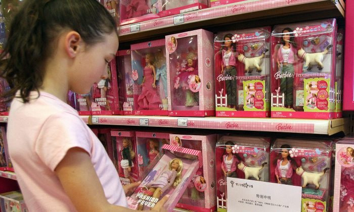 Vì sao không nên mua đồ chơi trẻ em xuất xứ từ Trung Quốc?