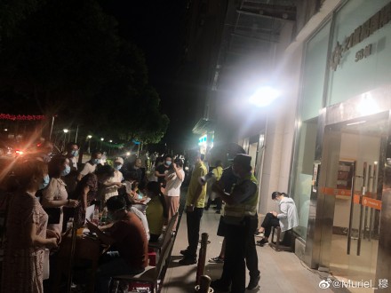 Trung Quốc: Quản chế tất cả các tiểu khu, cấm cả chuyển phát nhanh tiến vào Nam Kinh