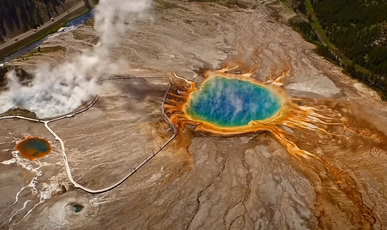 Núi lửa Yellowstone: Hình ảnh về núi lửa Yellowstone sẽ khiến bạn bị cuốn hút bởi vẻ đẹp quyến rũ và hoang sơ của khu vực này. Bạn sẽ cảm nhận được khí thế mạnh mẽ của núi lửa này và tiếp thu thêm kiến thức về địa lý.