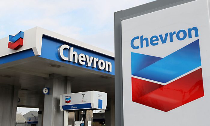 Logo Chevron tại một trạm xăng của Chevron ở Alameda, California (Ảnh: Justin Sullivan/Getty)