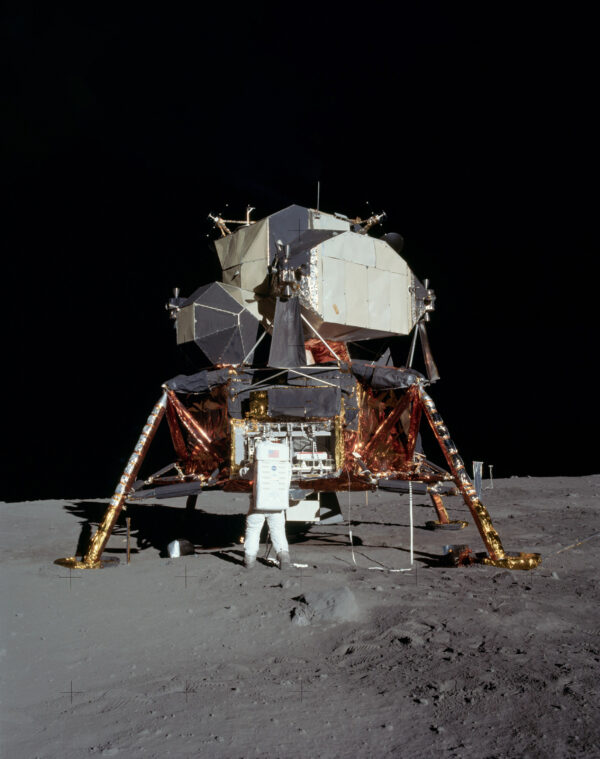 Ông Buzz Aldrin tháo bỏ máy đo địa chấn thụ động ra khỏi một ngăn trong khoan SEQ của Phi thuyền Đổ Bộ (Apollo 11 “Eagle”), ngày 21/07/1969. (Ảnh: Tài sản công)