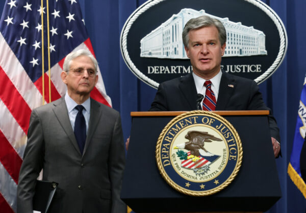 Giám đốc FBI Christopher Wray (phải) và Tổng chưởng lý Merrick Garland trình bày trong một cuộc họp báo tại Bộ Tư pháp ở Hoa Thịnh Đốn hôm 24/10/2022. (Ảnh: Kevin Dietsch/Getty Images)