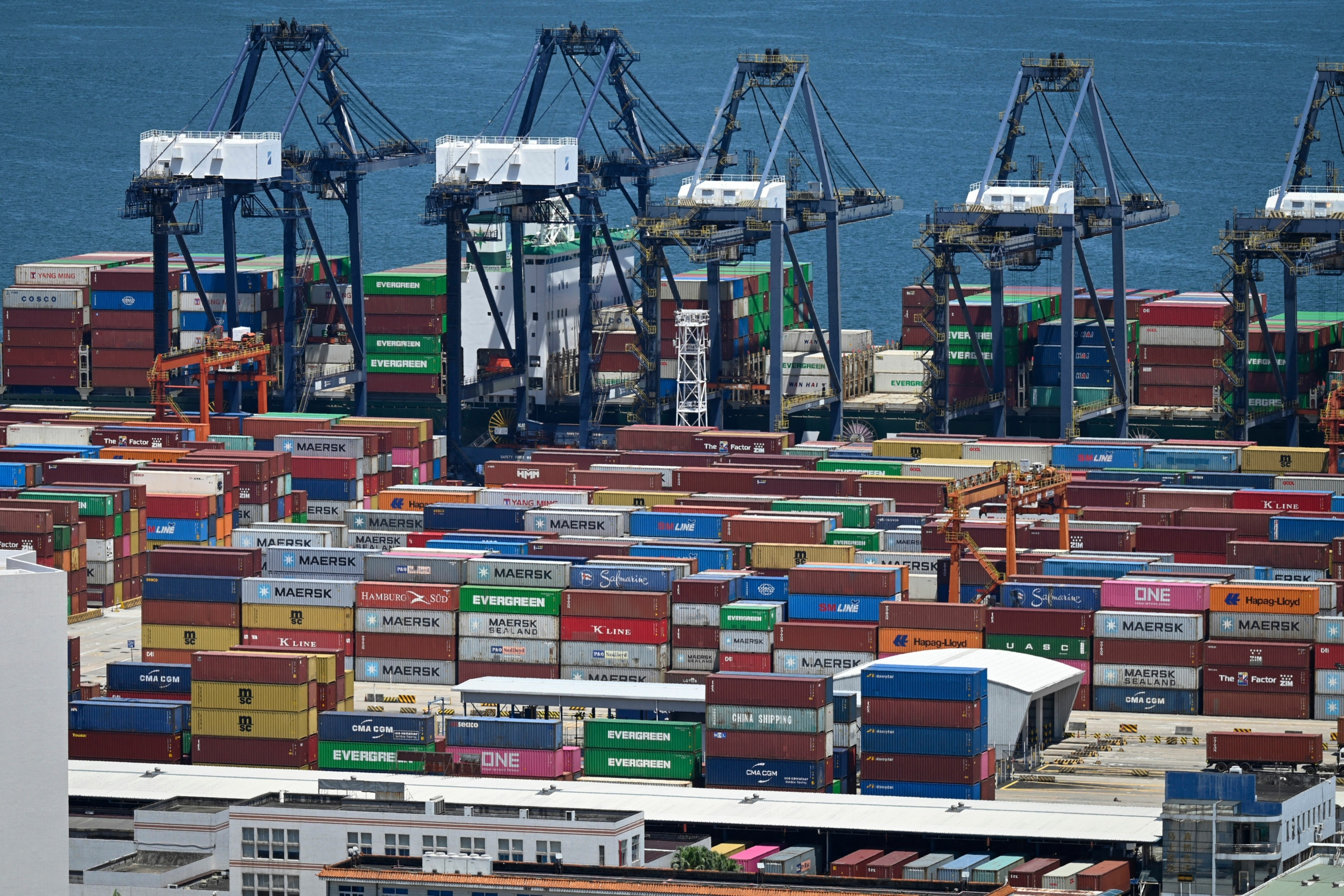 Các container chở hàng và cần trục tại cảng Diêm Điền ở Thâm Quyến, tỉnh Quảng Đông, hôm 13/07/2022. (Ảnh: Jade Gao/AFP qua Getty Images)