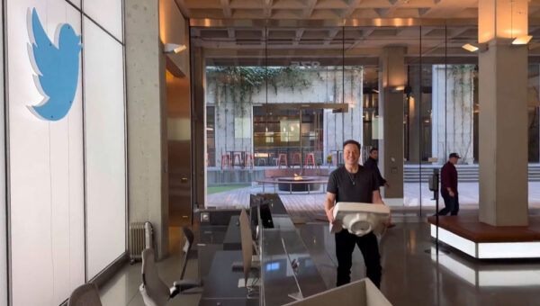 Ảnh trích từ một video được đăng trên tài khoản Twitter của tỷ phú kiêm giám đốc điều hành Tesla, ông Elon Musk, cho thấy ông đang mang theo một chiếc bồn rửa khi bước vào trụ sở Twitter ở San Francisco hôm 26/10/2022. (Ảnh: Tài khoản Twitter của Elon Musk/AFP qua Getty Images )