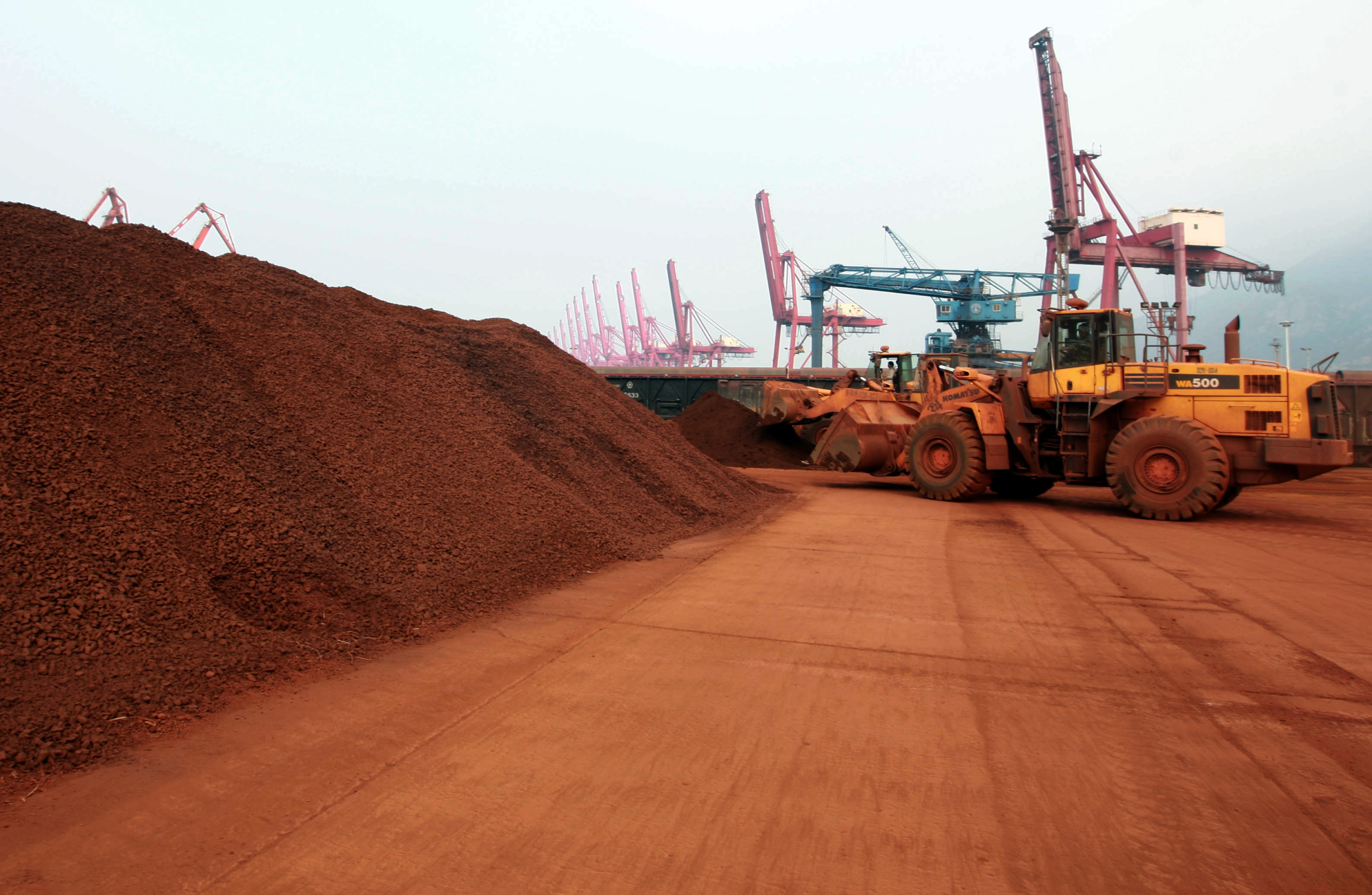 Một máy xúc chuyển đất có chứa khoáng chất đất hiếm được chất lên tại một cảng ở Liên Vân Cảng, thuộc tỉnh Giang Tô, Trung Quốc, để xuất cảng sang Nhật Bản. (Ảnh: STR/AFP qua Getty Images)