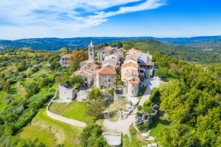 Thị trấn Hum ở Croatia là thị trấn nhỏ nhất thế giới với hai con phố và ba dãy nhà thời trung cổ. (Ảnh: Shutterstock)