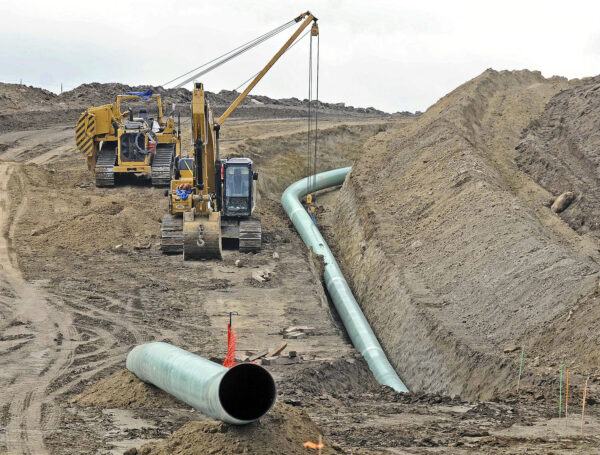 Thiết bị hạng nặng được nhìn thấy tại một địa điểm chôn các đoạn của đường ống Dakota Access gần thị trấn St. Anthony ở Morton County, North Dakota, vào ngày 05/10/2016. (Ảnh: Tom Stromme/The Bismarck Tribune qua AP)