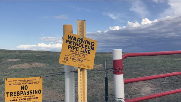 Hôm 20/05/2021 này, ảnh tư liệu, biển báo đánh dấu Đường ống Tiếp cận Dakota được dán ở phía bắc Cannonball, North Dakota và Khu bảo tồn Standing Rock. (Ảnh: Matthew Brown/AP Photo, tư liệu)