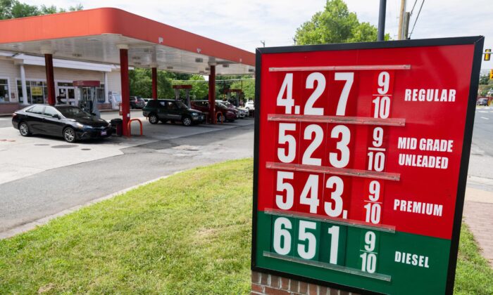 Một biển báo hiển thị giá xăng tại một trạm xăng ở Falls Church, Virginia, hôm 19/07/2022. (Ảnh: Saul Loeb/AFP/Getty Images)
