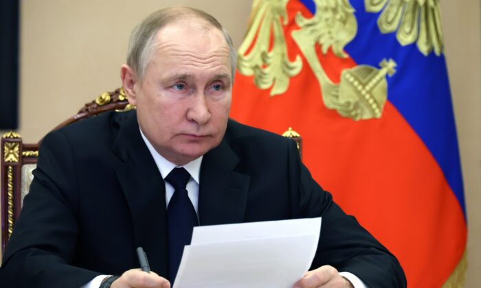 Tổng thống Nga Vladimir Putin tham gia buổi lễ ra mắt mỏ khí ngưng tụ Kovykta qua hội nghị truyền hình ở Moscow, hôm 21/12/2022. (Ảnh: Mikhail Kuravlev/Pool Photo qua AP)