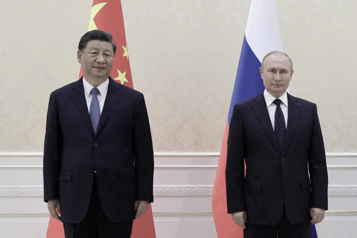 Lãnh đạo Trung Quốc Tập Cận Bình và Tổng thống Nga Vladimir Putin chụp ảnh bên lề hội nghị thượng đỉnh các nhà lãnh đạo Tổ chức Hợp tác Thượng Hải (SCO) ở Samarkand, Uzbekistan, hôm 15/09/2022. (Ảnh: Alexandr Demyanchuk/Sputnik/AFP qua Getty Images)