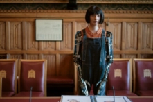 Robot Ai-Da, nghệ sĩ robot hình người siêu thực đầu tiên trên thế giới, xuất hiện tại một buổi chụp ảnh trong một phòng họp ủy ban ở Thượng viện Nghị viện Anh (House of Lords) ở London hôm 11/10/2022. (Ảnh: Rob Pinney/Getty Images)