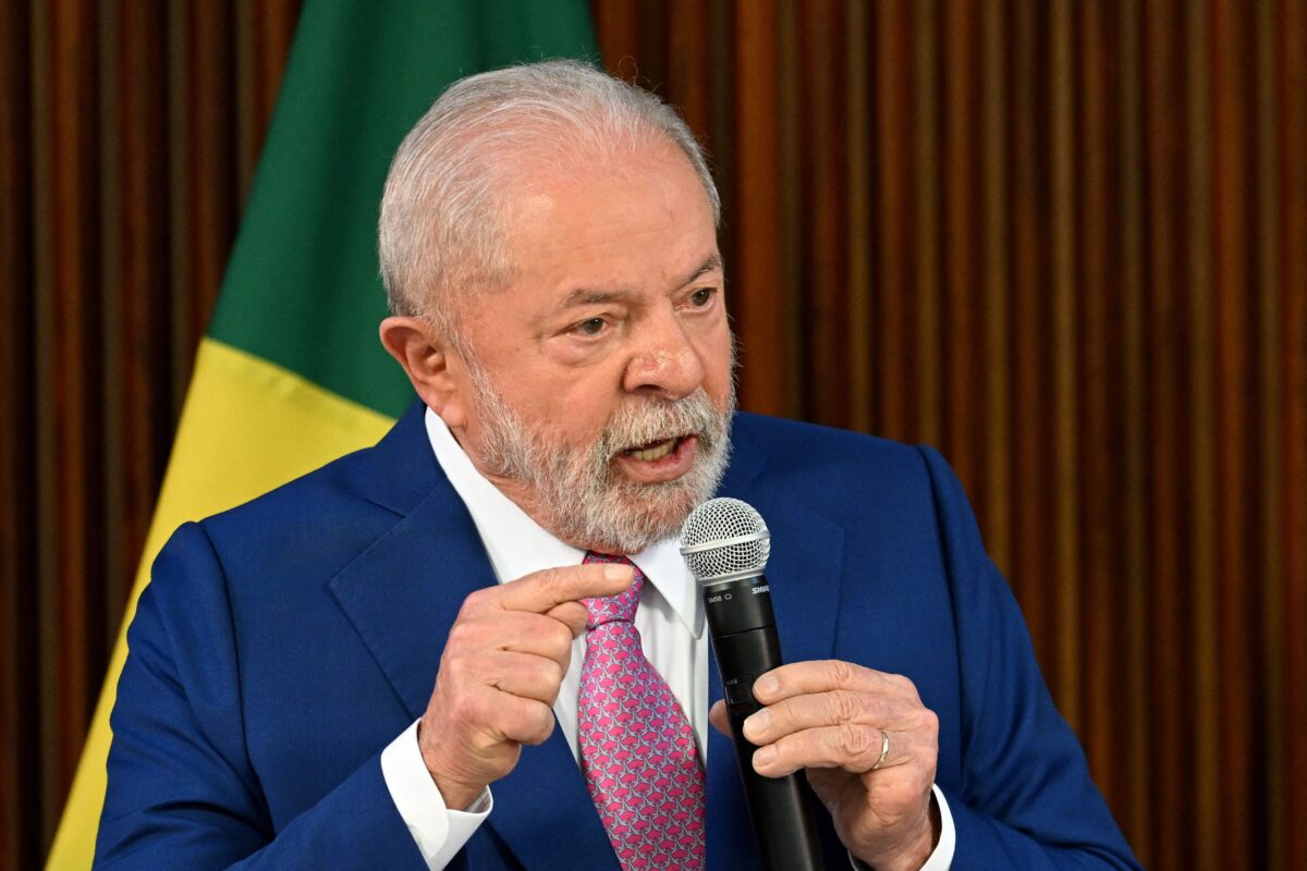 Tổng thống Brazil Luiz Inacio Lula da Silva diễn thuyết trong cuộc họp nội các đầu tiên của chính phủ của ông tại Cung điện Planalto ở Brasilia hôm 06/01/2023. (Ảnh: Evaristo Sa/AFP/Getty Images)