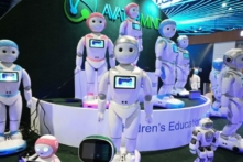 Robot AI thông minh iPal dành cho giáo dục trẻ em được trưng bày tại gian hàng AvatarMind tại triển lãm điện tử tiêu dùng CES 2019, tại Trung tâm Hội nghị Las Vegas ở Las Vegas, Nevada, vào ngày 08/01/2019. (Ảnh: Robyn Beck/AFP qua Getty Images)