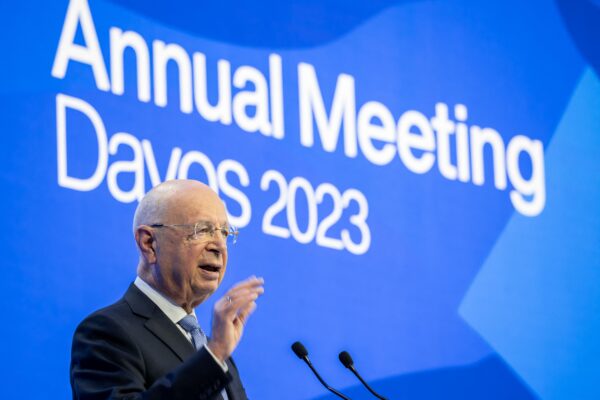 Người sáng lập Diễn đàn Kinh tế Thế giới (WEF) Klaus Schwab có bài diễn văn trong phiên họp thường niên của WEF ở Davos hôm 17/01/2023. (Ảnh: Fabrice Coffrini/AFP / Getty Images)