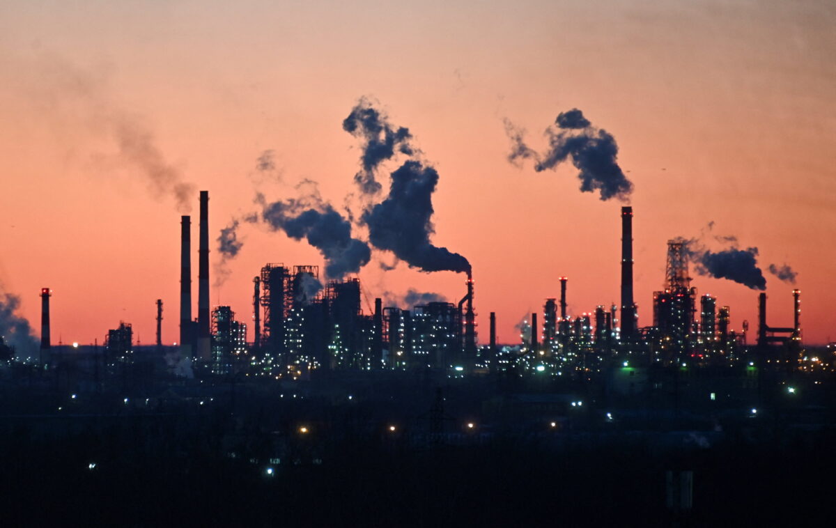Quang cảnh chung cho thấy một nhà máy lọc dầu địa phương trong hoàng hôn ở Omsk, Nga, vào ngày 16/03/2022. (Alexey Malgavko/Reuters)