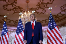 Cựu Tổng thống Donald Trump bước lên sân khấu trong một sự kiện tại tư dinh Mar-a-Lago của ông ở Palm Beach, Florida, hôm 15/11/2022. (Ảnh: Joe Raedle/Getty Images)
