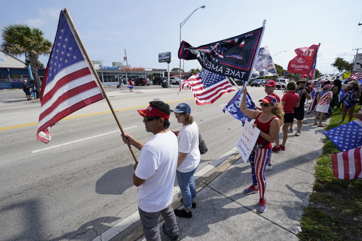 Những người ủng hộ cựu Tổng thống Donald Trump vẫy cờ và cổ vũ tại một cuộc tập hợp ở West Palm Beach, Florida, hôm 03/04/2023. (Ảnh: Wilfredo Lee/AP Photo)