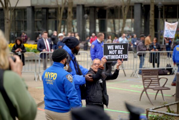 Người biểu tình bên ngoài Tòa án Tối cao Quận New York trước khi diễn ra phiên tòa buộc tội cựu Tổng thống Donald Trump vào ngày 04/04/2023. (Ảnh: The Epoch Times)