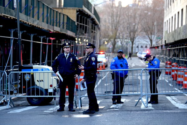 Các sĩ quan cảnh sát NYPD bên ngoài Tòa án Tối cao Quận New York trước khi diễn ra phiên tòa buộc tội cựu Tổng thống Donald Trump, hôm 04/04/2023. (Ảnh: Samira Bouaou/The Epoch Times)
