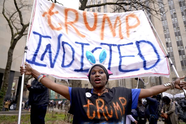 Những người biểu tình bên ngoài Tòa án Tối cao Quận New York trước khi diễn ra phiên tòa buộc tội cựu Tổng thống Donald Trump, hôm 04/04/2023. (Ảnh: Samira Bouaou/The Epoch Times)