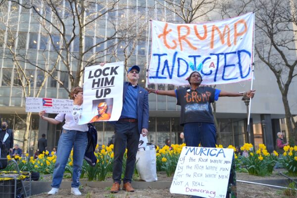 Những người biểu tình bên ngoài Tòa án Tối cao Quận New York trước khi diễn ra phiên tòa buộc tội cựu Tổng thống Donald Trump, hôm 04/04/2023. (Ảnh: Chung I Ho/The Epoch Times)