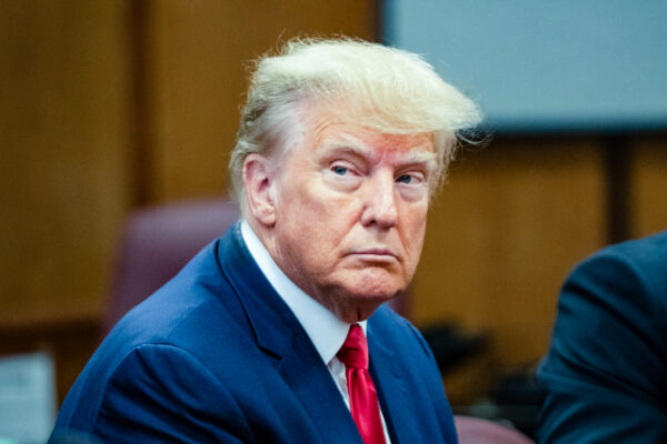 Cựu Tổng thống Donald Trump xuất hiện trước tòa tại Tòa án Hình sự Manhattan ở New York, hôm 04/04/2023. (Ảnh: Steven Hirsch/Pool/AFP/Getty Images)
