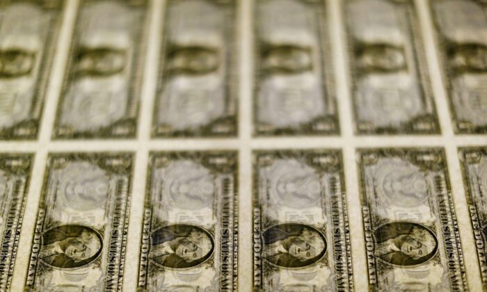 Các tờ tiền 1 USD được đặt trên bàn ánh sáng tại Cục Ấn loát ở Hoa Thịnh Đốn, hôm 14/11/2014. (Ảnh: Gary Cameron/Reuters)