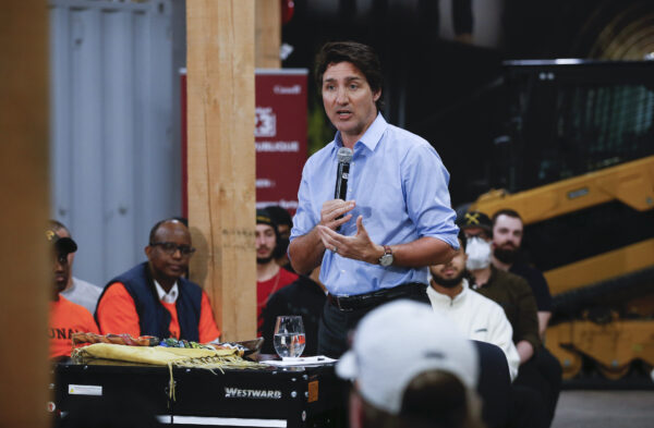 Thủ tướng Justin Trudeau diễn thuyết trong một cuộc họp tòa thị chính tại Viện Thương mại Tòa nhà Manitoba ở Winnipeg hôm 12/04/2023. (Ảnh: The Canadian Press/John Woods)