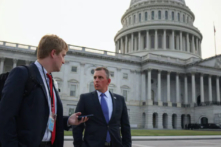 Dân biểu Kelly Armstrong (Cộng Hòa-North Dakota) nói chuyện với một phóng viên khi ông rời Điện Capitol Hoa Kỳ ở Hoa Thịnh Đốn vào ngày 19/07/2021. (Ảnh: Anna Moneymaker/Getty Images)