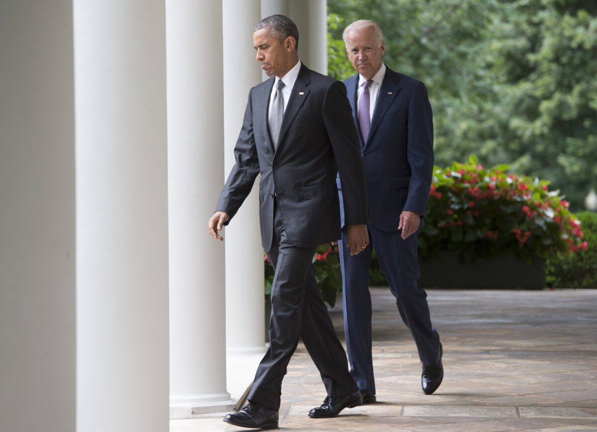 Tổng thống Barack Obama đi bên cạnh Phó Tổng thống Joe Biden trong Vườn hồng của Tòa Bạch Ốc ở Hoa Thịnh Đốn trong một bức ảnh lưu trữ. (Ảnh: Saul Loeb/AFP qua Getty Images)