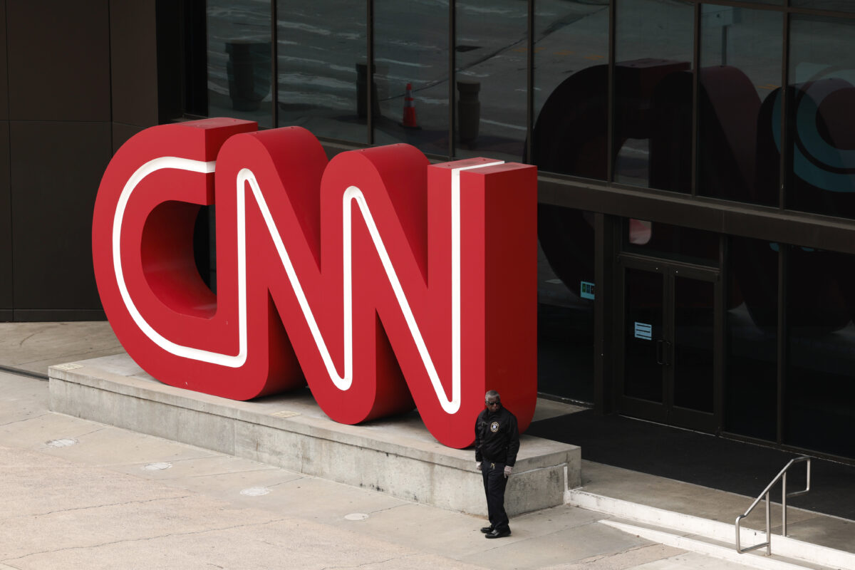 Người dân đi ngang qua trụ sở thế giới của Cable News Network (CNN) ở Atlanta vào ngày 15/03/2022. (Ảnh: Anna Moneymaker/Getty Images)