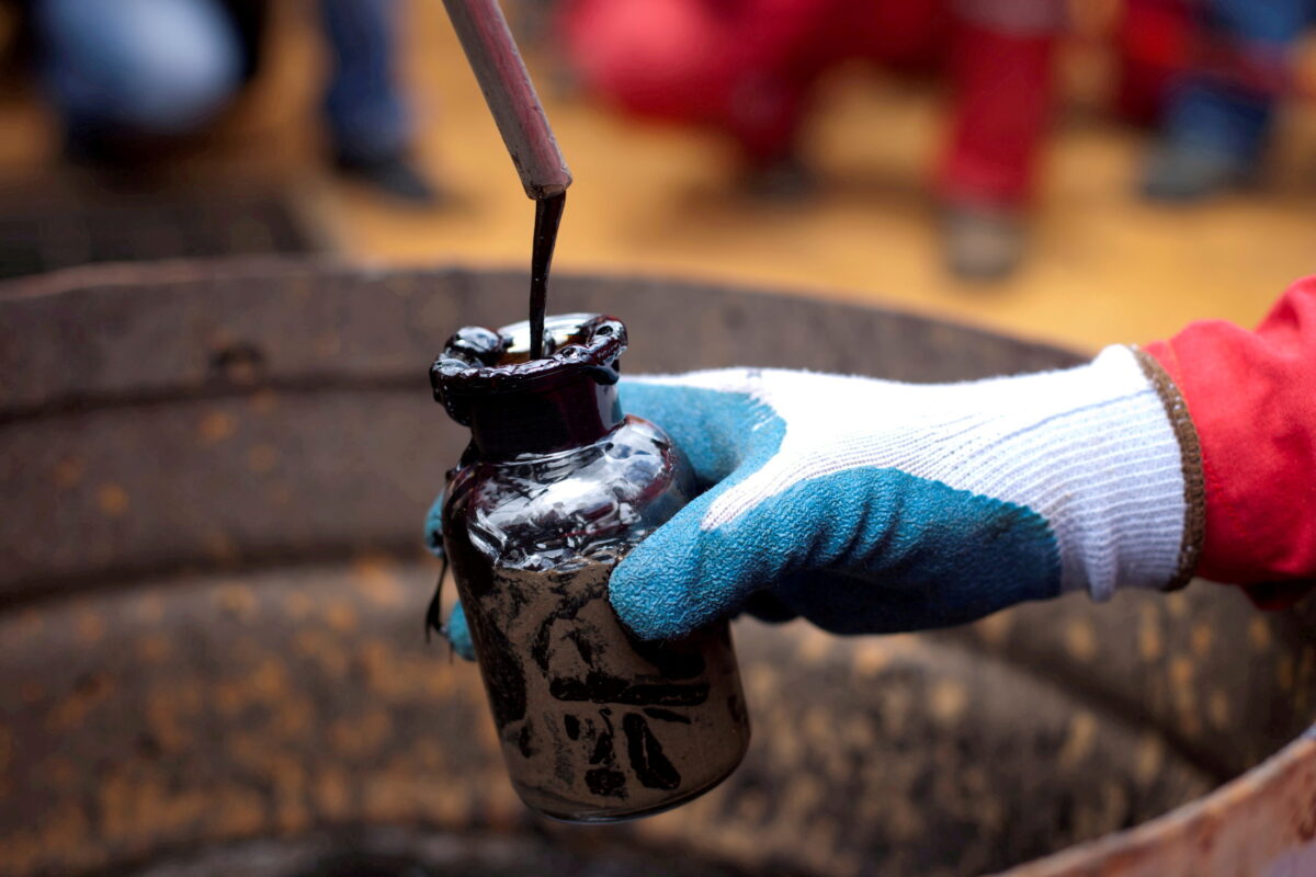 Một công nhân lấy mẫu dầu thô tại một giếng dầu do công ty dầu khí nhà nước Venezuela PDVSA vận hành ở Morichal, Venezuela, ngày 28/07/2011. (Ảnh: Carlos Garcia Rawlins/Reuters)
