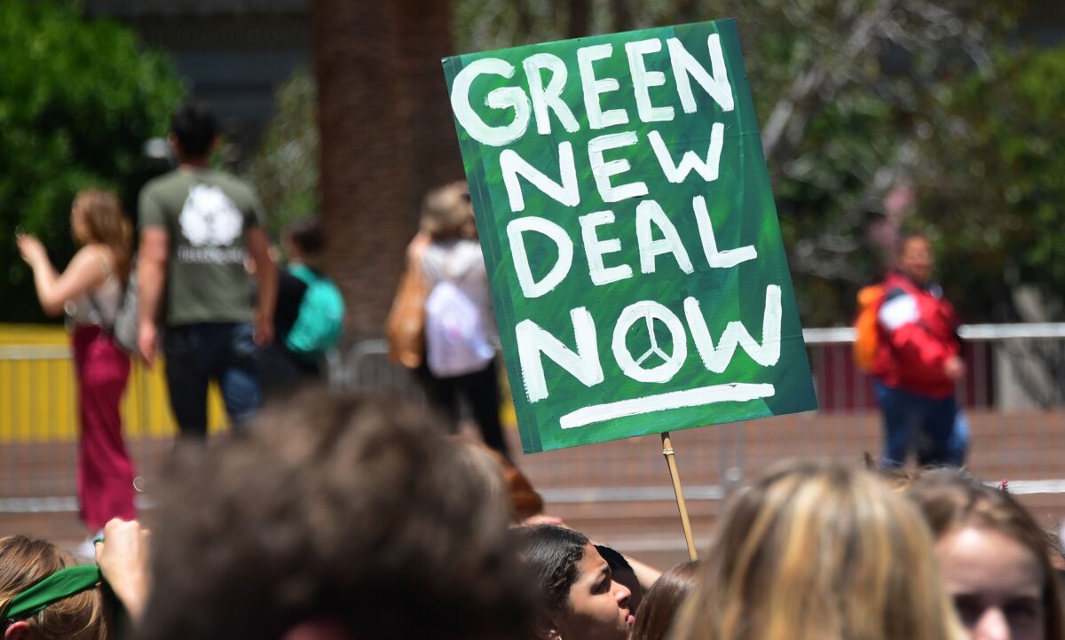 Các nhà hoạt động về biến đổi khí hậu giương cao các tấm biển khi tham gia cuộc biểu tình chống biến đổi khí hậu ở Los Angeles vào ngày 24/05/2019. (Ảnh: Frederic J. Brown/AFP qua Getty Images)