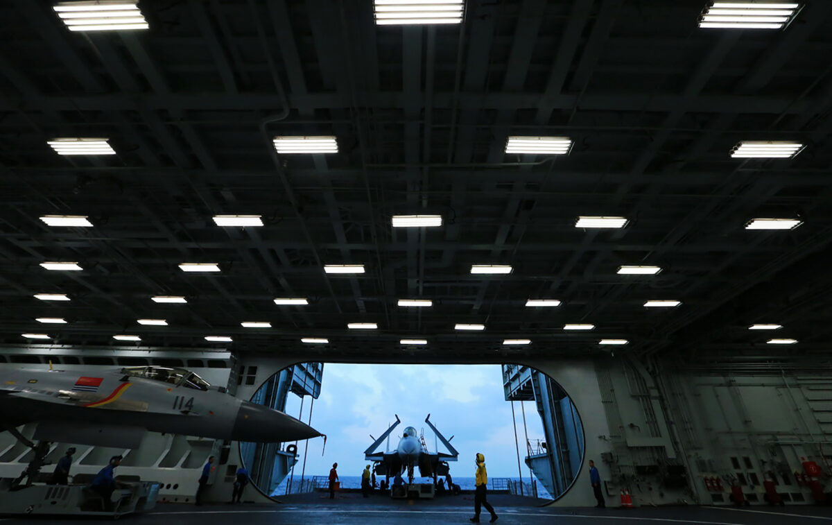 Bức ảnh không đề ngày tháng được chụp hồi tháng 04/2018 này cho thấy các chiến đấu cơ J15 trên hàng không mẫu hạm Liêu Ninh của Trung Quốc trong một cuộc tập trận trên biển. (Ảnh: AFP qua Getty Images)