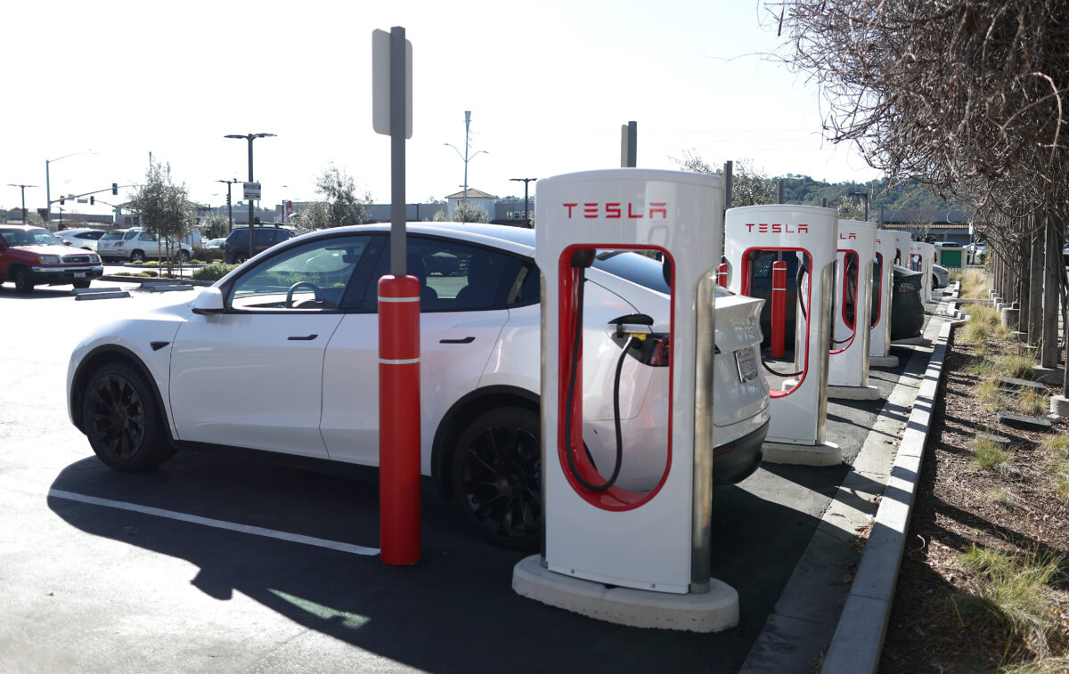 Hệ thống sạc xe điện của Tesla ở San Rafael, California, hôm 15/02/2023. (Ảnh: Justin Sullivan/Getty Images)