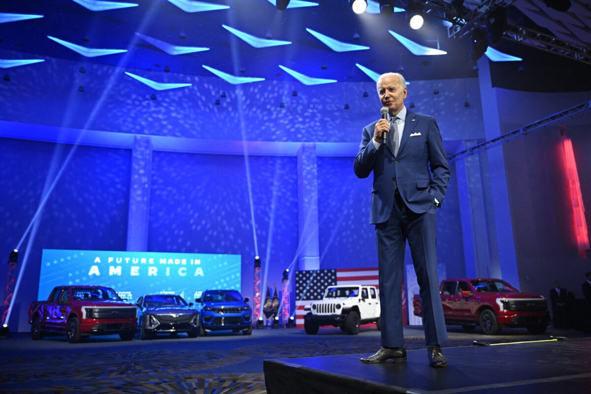 Tổng thống Joe Biden nói chuyện tại Triển lãm Xe hơi Quốc tế Bắc Mỹ 2022 ở Detroit, Michigan, vào ngày 14/09/2022. (Ảnh: MANDEL NGAN/AFP qua Getty Images)
