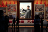 Nhiều người đứng trước những bức ảnh của lãnh đạo Trung Quốc Tập Cận Bình tại Bảo tàng Đảng Cộng sản Trung Quốc ở Bắc Kinh hôm 04/09/2022. (Ảnh: Noel Celis/AFP qua Getty Images)