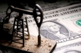Mô hình in 3D thiết bị bơm dầu trên tờ dollar trong một bức ảnh minh họa, ảnh chụp hôm 14/04/2020. (Ảnh: Dado Ruvic/Reuters)