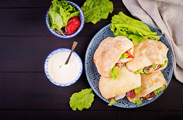 Ăn bánh xuân vào tiết Lập xuân. (Ảnh: Shutterstock)