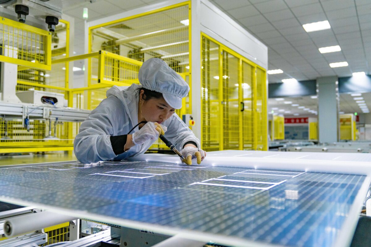 Một nhân viên làm việc trên dây chuyền sản xuất pin quang năng cho đơn đặt hàng từ Ấn Độ tại một nhà máy của GCL Group Holding Co. Ltd ở Hợp Phì, tỉnh An Huy của Trung Quốc, ngày 05/01/2022. (Ảnh: Ruan Xuefeng/VCG qua Getty Images)