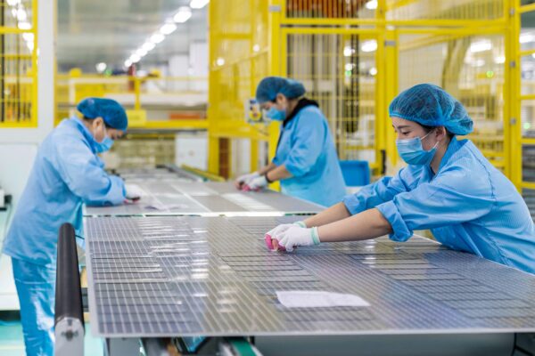 Công nhân đang chế tạo các module quang điện dùng cho các tấm pin quang năng nhỏ tại một nhà máy ở Hải An, tỉnh Giang Tô, miền đông Trung Quốc, ngày 07/01/2022. (Ảnh: STR/AFP qua Getty Images)