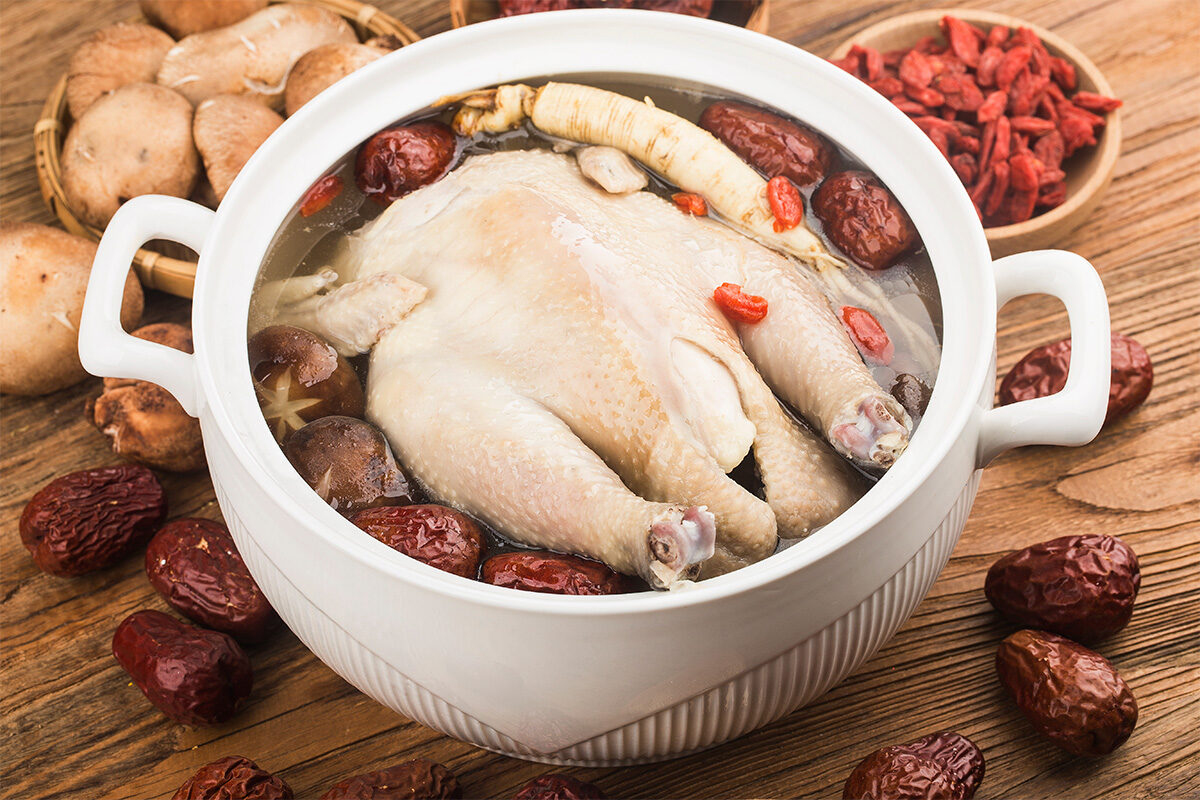 Ăn súp gà với kỷ tử và táo đỏ có thể bổ thận, củng cố vùng thắt lưng, làm săn chắc gân cốt và ngăn ngừa đau lưng. (Ảnh: Shutterstock)