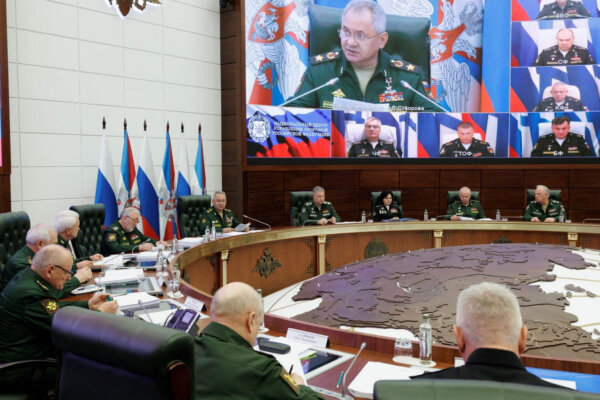 Bộ trưởng Quốc phòng Nga Sergey Shoigu chủ trì một cuộc họp qua video với các lãnh đạo Lực lượng Vũ trang Nga, với các chỉ huy hạm đội Nga tham dự trên màn hình, tại Moscow, trong một bức ảnh công bố vào ngày 26/09/2023. (Ảnh: Bộ Quốc phòng Nga/Hình ảnh phát qua Reuters)