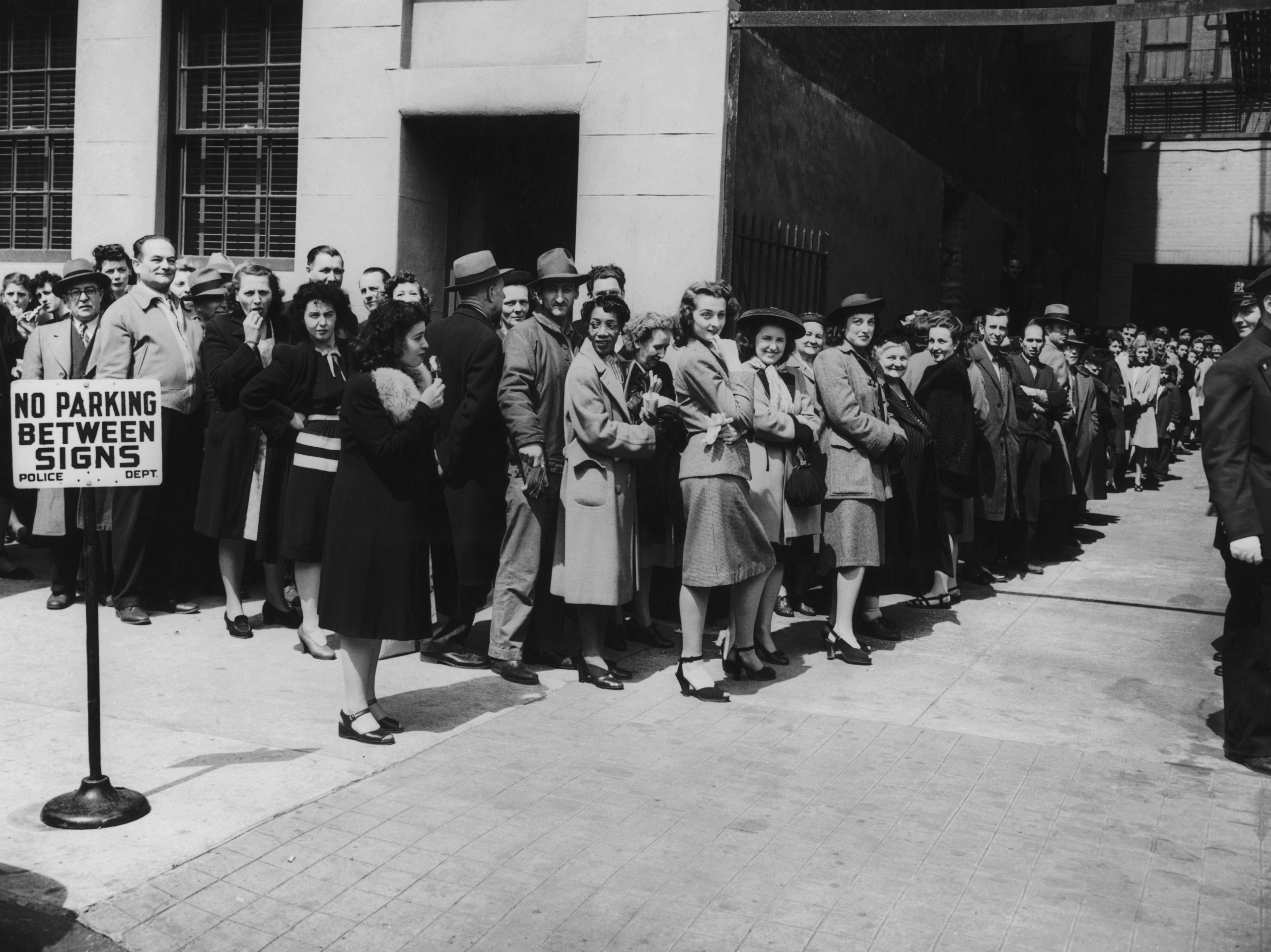 Người dân New York xếp hàng để chích vaccine đậu mùa vào tháng 04/1947. (Ảnh: FPG/Hulton Archive/Getty Images)