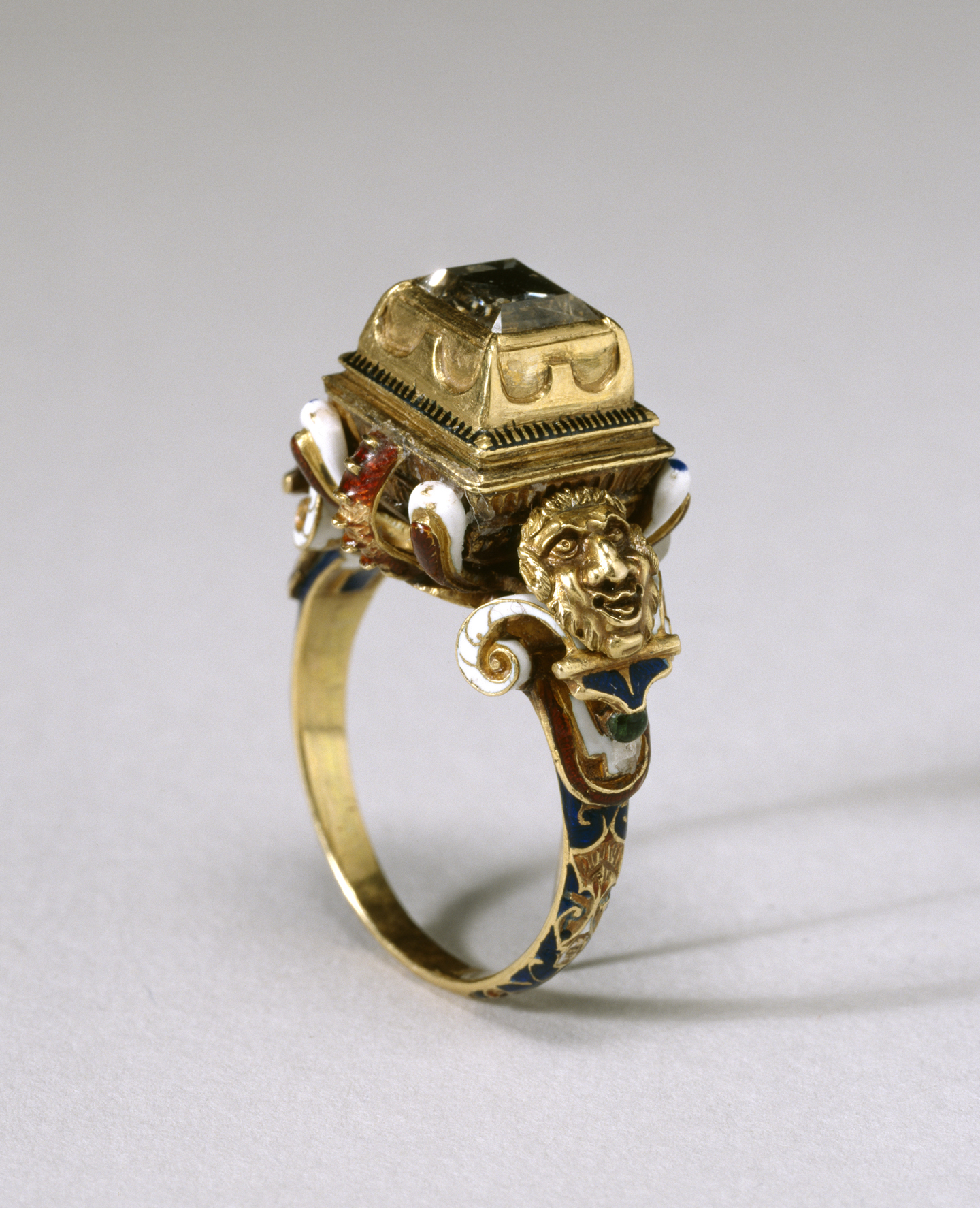 Một chiếc nhẫn kim cương từ thế kỷ 16; gồm có vàng, sứ tráng men, kim cương; kích thước 1 ½ inch (~3,8cm). Bảo tàng Nghệ thuật Walters, thành phố Baltimore. (Ảnh: Tư liệu công cộng)