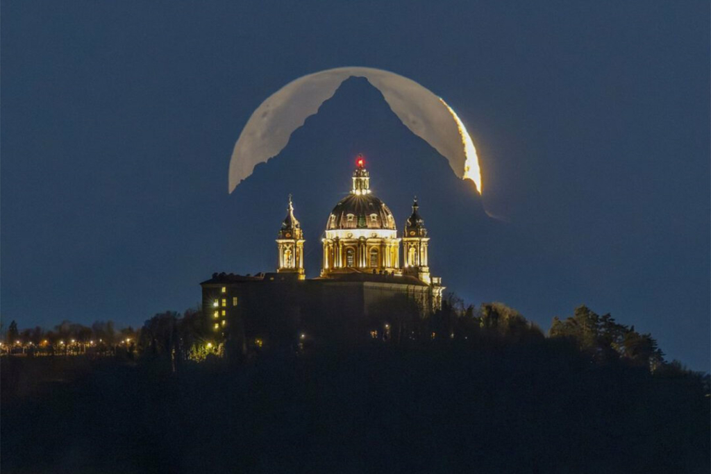 Nhà thờ chính tòa, một ngọn núi, và mặt trăng thẳng hàng hoàn hảo trong một bức ảnh kỳ diệu: Thật ngoạn mục!