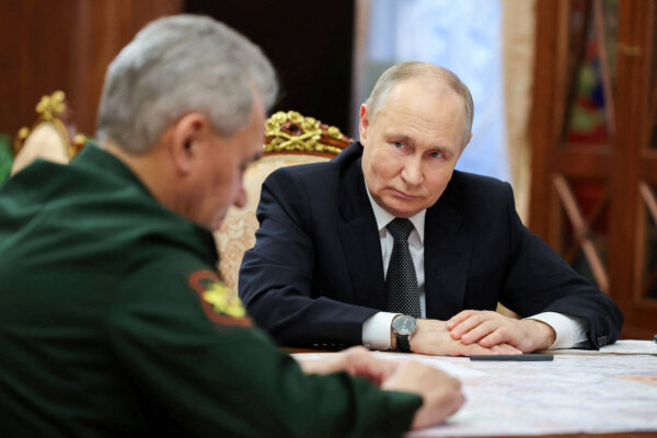 Tổng thống Nga Vladimir Putin lắng nghe Bộ trưởng Quốc phòng Sergei Shoigu trong một cuộc họp ở Moscow, hôm 20/02/2024. (Ảnh: Sputnik/Alexander Kazakov/Pool via Reuters)