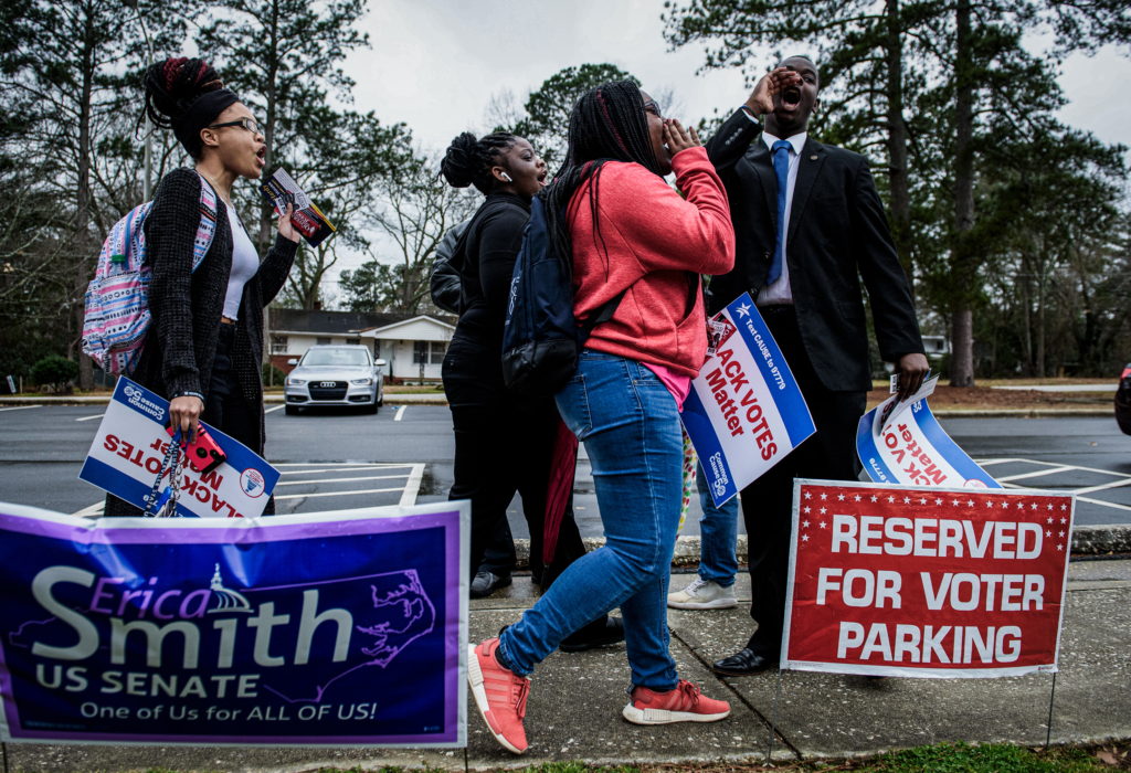 Ông Ty Hamer, Chủ tịch chi nhánh NAACP của sinh viên Đại học Tiểu bang Fayetteville, (phải), dẫn đầu một cuộc kêu gọi khi các sinh viên đi bỏ phiếu ở Fayetteville, North Carolina, vào ngày 03/03/2020. (Ảnh: Melissa Sue Gerrits/Getty Images)