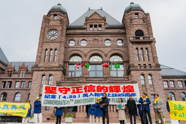 Hàng trăm học viên Pháp Luân Công tề tựu trong khuôn viên cơ quan lập pháp Ontario ở Toronto hôm 20/04/2024. Cuộc mít-tinh được tổ chức để lên án cuộc đàn áp của ĐCSTQ kéo dài 25 năm qua nhắm vào môn tu luyện này. (Ảnh:Jerry Zhang/The Epoch Times)